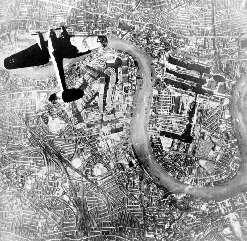 Хейнкель He-111 бомбит Лондон Битва за Британию